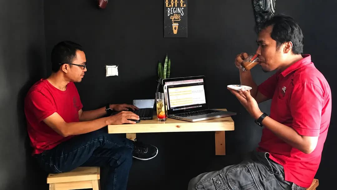 Staff restoran mengelola booking WhatsApp dan backoffice Dineflow.id